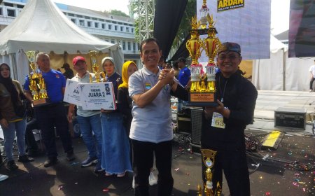 Camat Rancasari Bandung Terima Trofi Juara 1 Kendaraan Hias 2024
