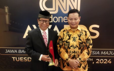 H. Irwan Bola Terima Penghargaan CNN Indonesia Awards 2024