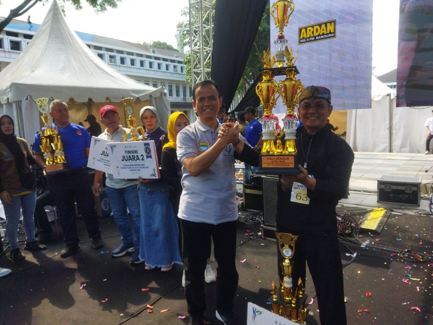 Camat Rancasari Bandung Terima Trofi Juara 1 Kendaraan Hias 2024