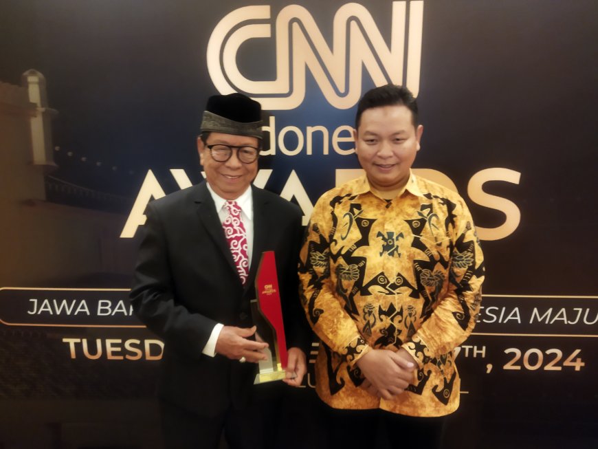 H. Irwan Bola Terima Penghargaan CNN Indonesia Awards 2024