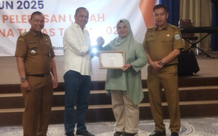 Pj Walikota Bandung Berikan Penghargaan Kepada Farida Agustini, S.Pd., M.M