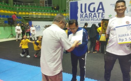 H. Hadismar Serahkan Piala Juara Umum 1 ke Perguruan Karate Terbaik se-Jabar 2025