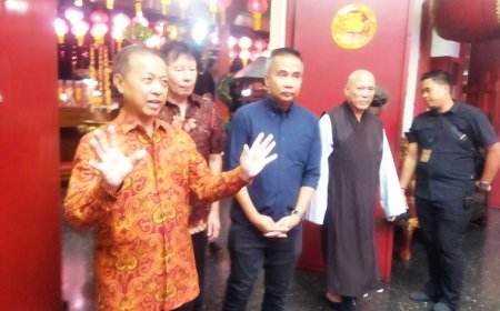 Pj Gubernur Jabar Kunjungi Vihara Tanda Bhakti Bandung di Malam Imlek 2025