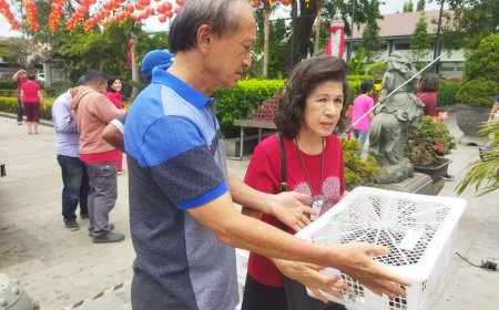 Anam & Istri Lakukan Ritual Pelepasan Burung di Perayaan Imlek 2025