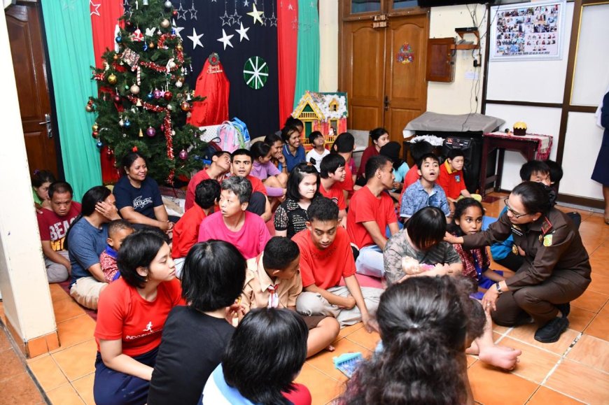 Kajati Jabar Melakukan Bhakti Sosial ke Beberapa Panti Asuhan & Panti Jompo Dalam Rangka Peringatan Natal 2024