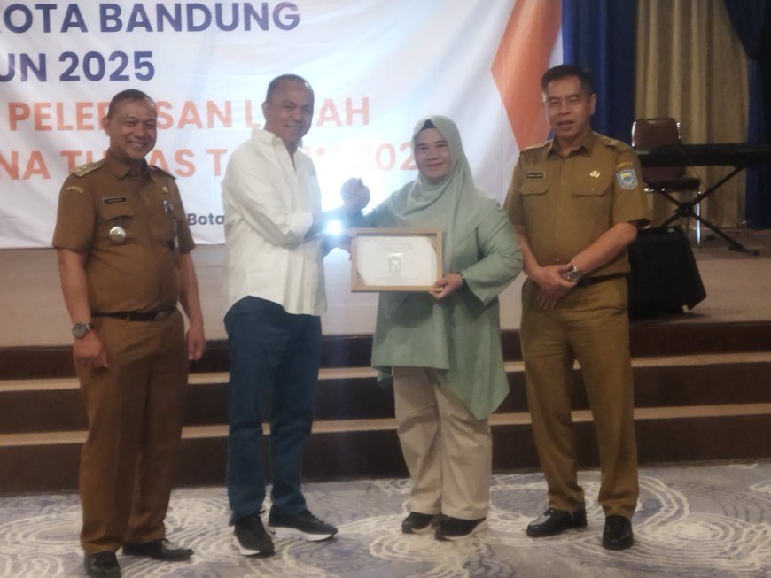 Pj Walikota Bandung Berikan Penghargaan Kepada Farida Agustini, S.Pd., M.M