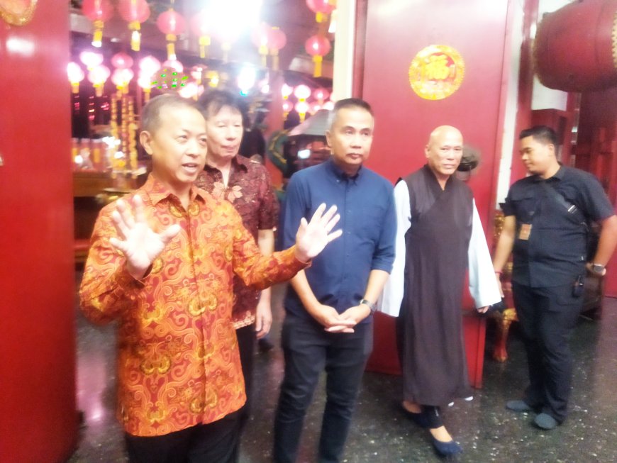 Pj Gubernur Jabar Kunjungi Vihara Tanda Bhakti Bandung di Malam Imlek 2025