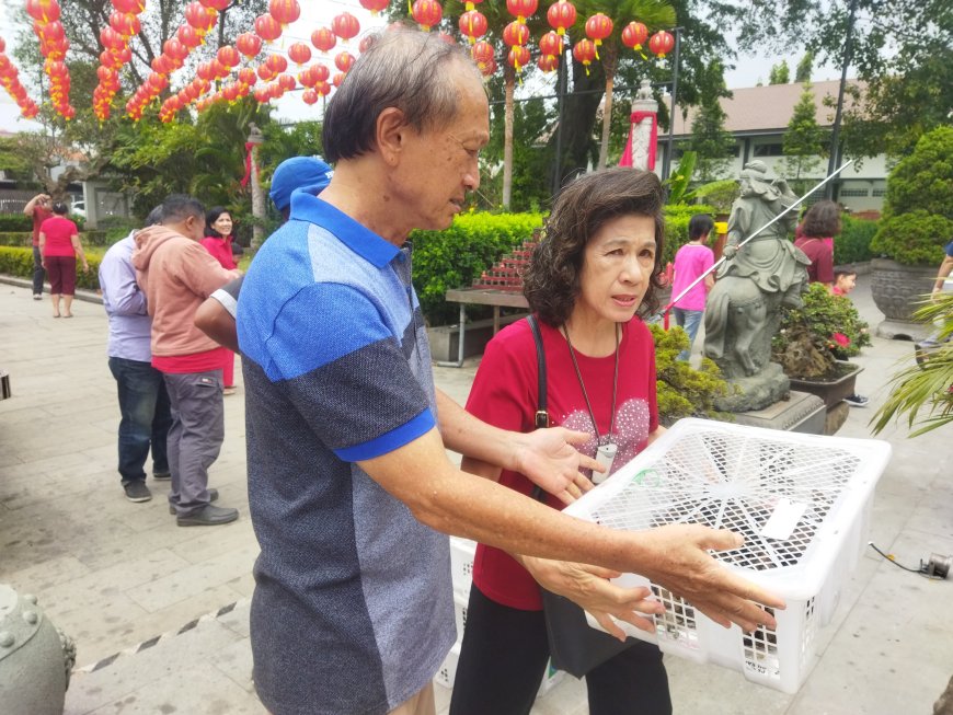 Anam & Istri Lakukan Ritual Pelepasan Burung di Perayaan Imlek 2025
