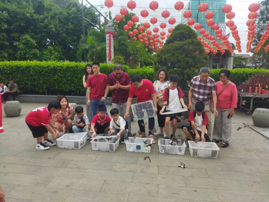Keluarga Besar William Rayakan Imlek di Vihara Satya Budhi Bandung