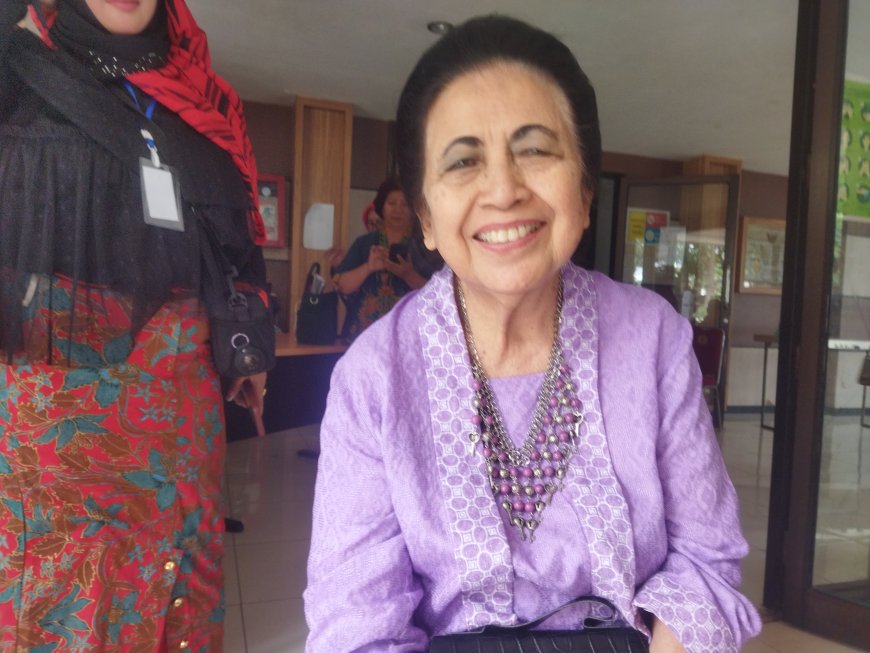 Ceu Popong Buka Sarasehan Seni Budaya Sunda