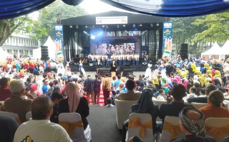 Walikota Buka Festival Bandung Kota Angklung