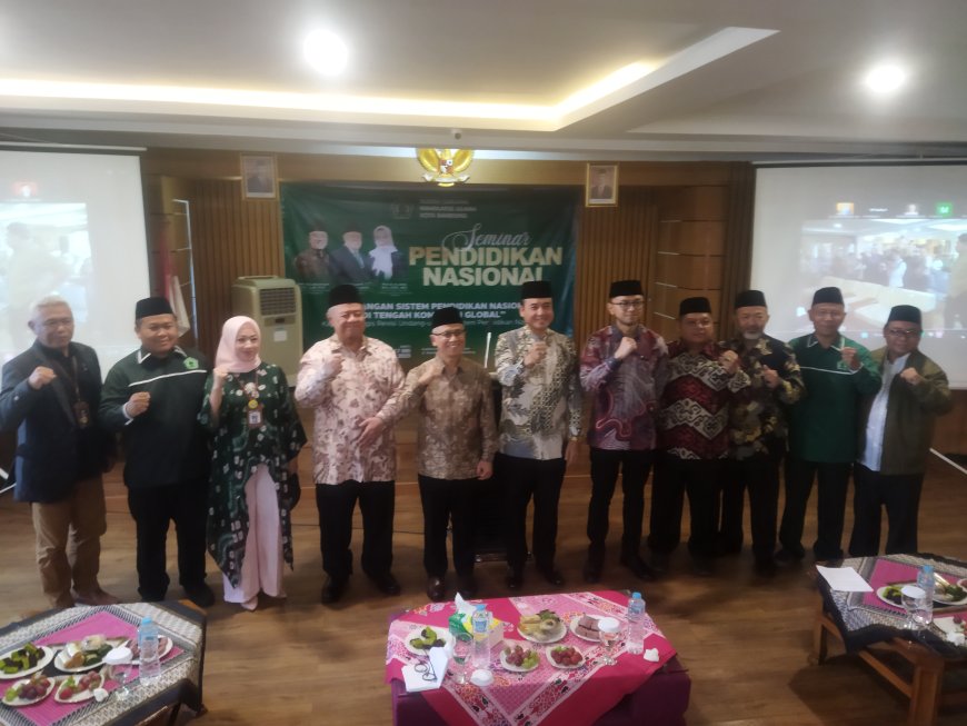 Bersama Wakil Walikota Bandung, Sekdis Disdik Hadiri Seminar Pendidikan Nasional 2025