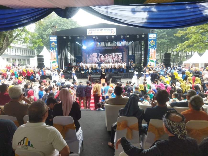 Walikota Buka Festival Bandung Kota Angklung