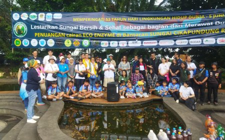 Gerakan Peduli Lingkungan, 40 Komunitas Tuangkan Eco Enzyme di Sungai Cikapundung Bandung