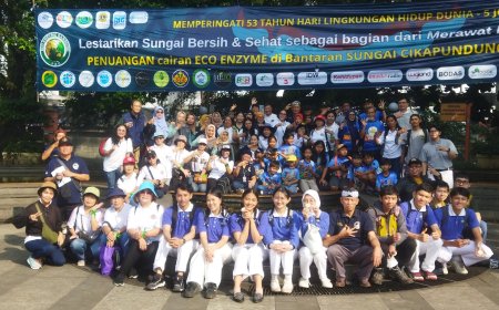 Relawan Muda Mudi Budha Tzu Chi Bandung Ikut Lestarikan Sungai Cikapundung dengan Eco Enzyme