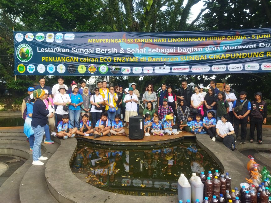 Gerakan Peduli Lingkungan, 40 Komunitas Tuangkan Eco Enzyme di Sungai Cikapundung Bandung