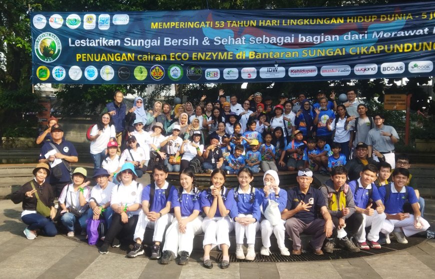 Relawan Muda Mudi Budha Tzu Chi Bandung Ikut Lestarikan Sungai Cikapundung dengan Eco Enzyme