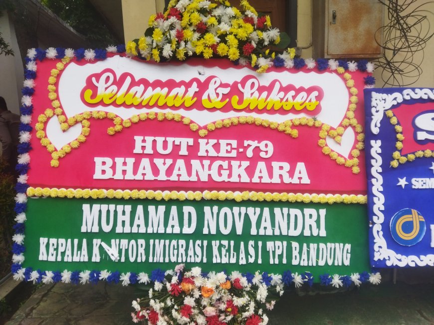 Karangan Bunga dari Kepala Kantor Imigrasi Kelas I TPI Bandung  Warnai HUT ke-79 BHAYANGKARA di Mapolda Jabar