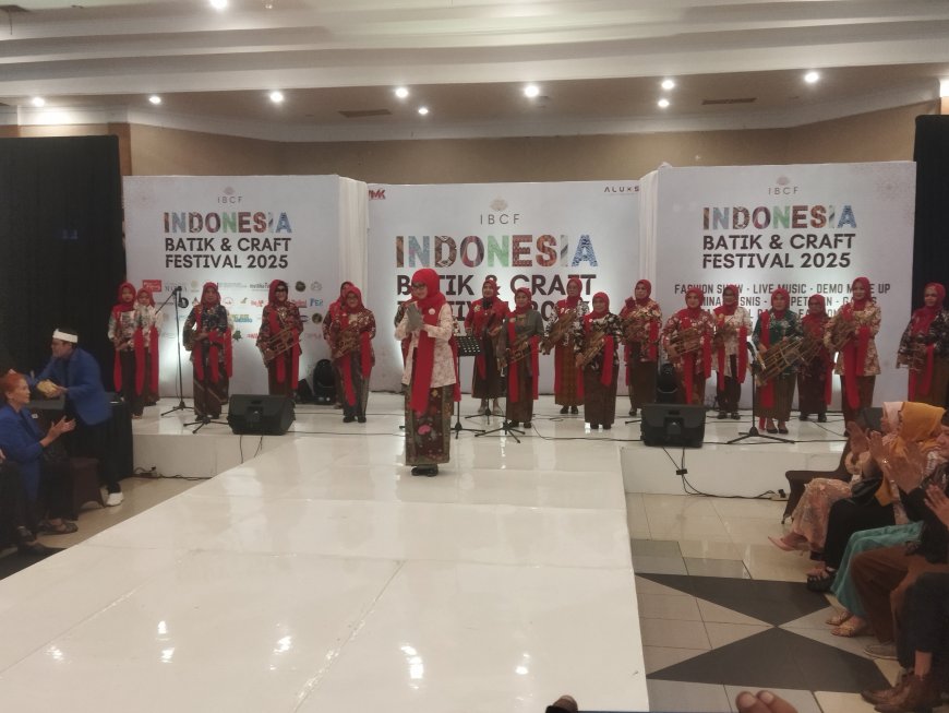 Pertunjukan Angklung Nusantara Community Meriahkan Pembukaan IBCF 2025 di Bandung