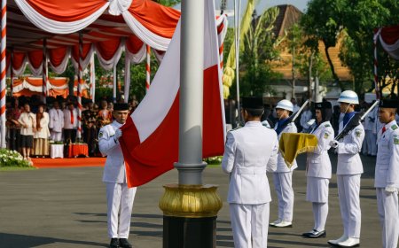 Momen Unik di Balik Pengibaran Bendera Merah Putih