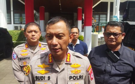 Kapolrestabes Bandung Pimpin Pasukan Hadapi Demo Buruh “Hostum” di Depan Gedung Sate